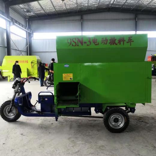 智能畜牧新利器 電動自動喂料車在牛羊馬養殖場的應用與市場前景